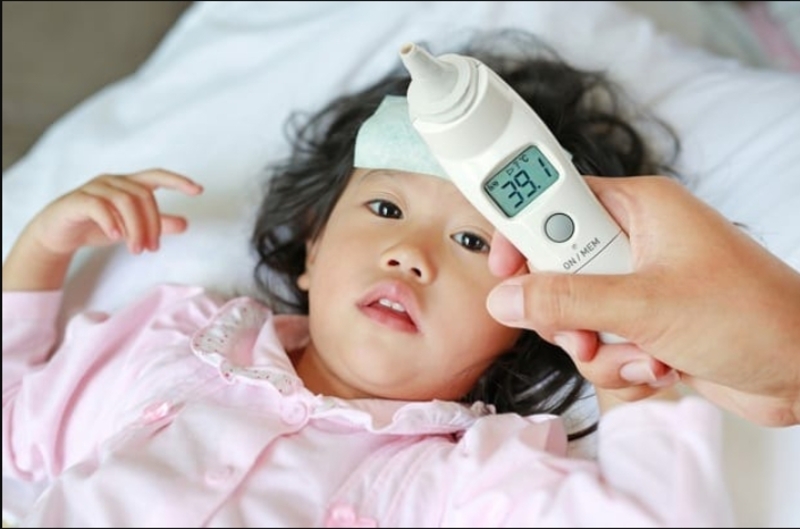 Tùy vào từng trường hợp và triệu chứng cụ thể, phụ huynh cần xử trí theo đúng khuyến cáo của bác sĩ và chuyên gia y tế