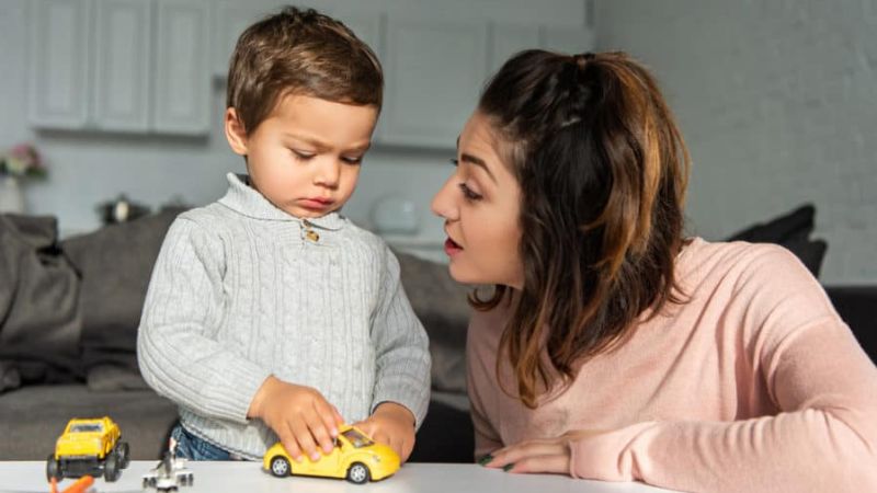 Cha mẹ cần chú ý các dấu hiệu chậm nói để đưa trẻ đi kiểm tra và can thiệp kịp thời. 