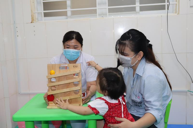 Trẻ có dấu hiệu bất thường về nghe, hiểu lời hoặc giao tiếp cần được thăm khám sớm. 