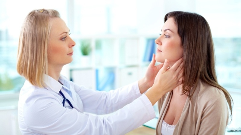 Nên gặp bác sĩ da liễu khi thâm mụn lâu năm, mụn viêm tái phát hoặc da có dấu hiệu kích ứng nặng. 