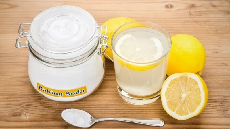 Công thức baking soda và chanh tươi giúp loại bỏ lớp tế bào sừng già cỗi bướng bỉnh.