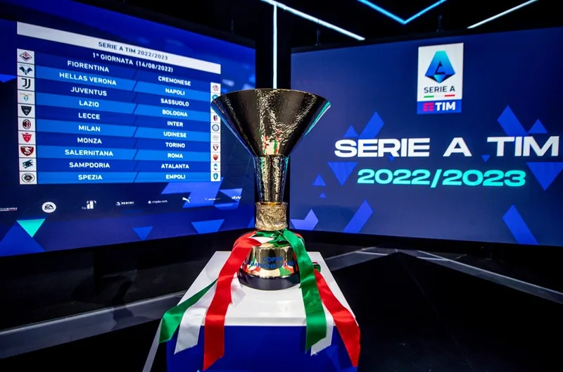 Chiếc cúp vô địch danh giá cùng biểu tượng Scudetto đầy kiêu hãnh của giải đấu Serie A.
