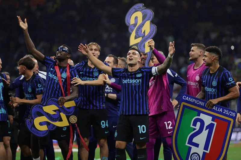 Các cầu thủ Inter Milan ăn mừng chức vô địch Serie A lần thứ 21 đầy thuyết phục.
