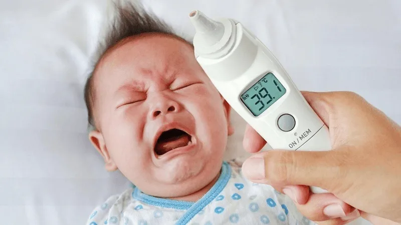 Tình trạng trẻ sốt cao liên tục đột ngột từ 39 đến 40 độ và khó đáp ứng với thuốc hạ sốt thông thường.