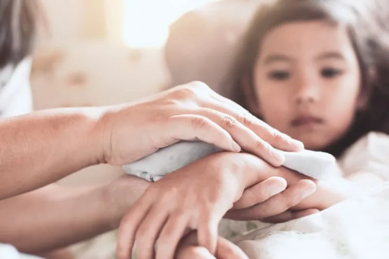 Bù dịch đúng cách bằng nước điện giải Oresol theo từng ngụm nhỏ cho trẻ bị sốt xuất huyết.