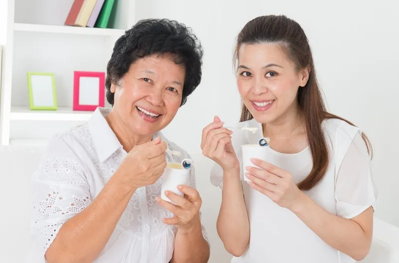 Các chủng vi khuẩn sống có lợi trong sữa chua góp phần chăm sóc hệ tiêu hóa khỏe mạnh.