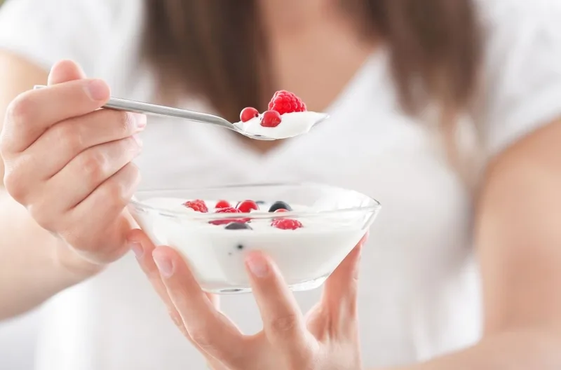 Sữa chua ít đường kết hợp cùng trái cây tươi là bữa phụ giàu dinh dưỡng cho cả gia đình.