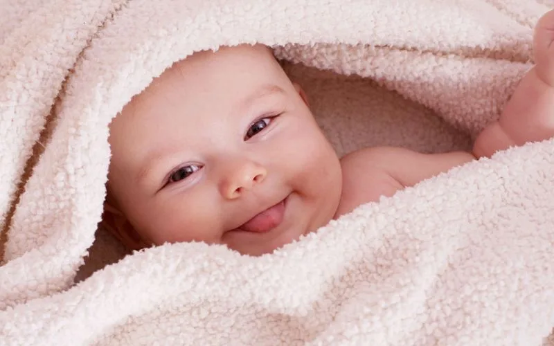 Bé bắt đầu biết ê a đáp lời và thể hiện nụ cười xã hội rạng rỡ với bố mẹ.