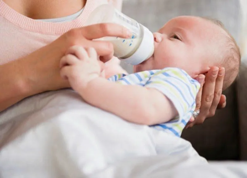 Sữa mẹ hoặc sữa công thức là nguồn dinh dưỡng duy nhất hoàn hảo cho bé ở mốc 3 tháng.