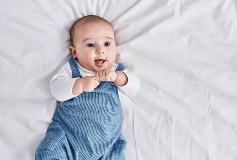Đưa trẻ đi tiêm phòng đầy đủ và đúng lịch để xây dựng hệ miễn dịch vững chắc.