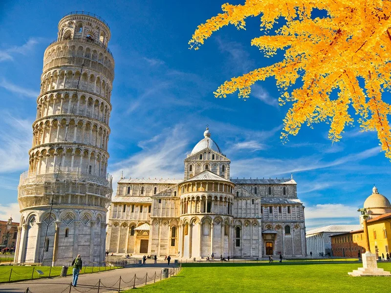 Công trình tọa lạc tại thành phố Pisa thơ mộng thuộc vùng Tuscany thanh bình.